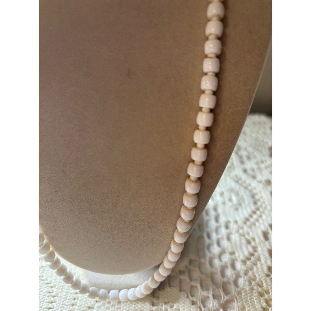 White lucite Barrel Bead Necklace Retro Hand Strung Hook Clasp Vintage - Picture 2 of 10